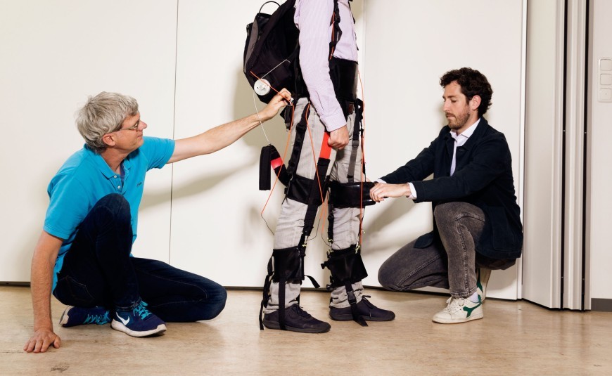 Das neue Graduiertenkolleg „LokoAssist“ will bislang ungenutzte Potentiale von Assistenzsystemen ausschöpfen. Im Bild: GRK-Sprecher Professor André Seyfarth (l.) bei der Anpassung eines Soft-Suit-Exoskelett-Prototyps.